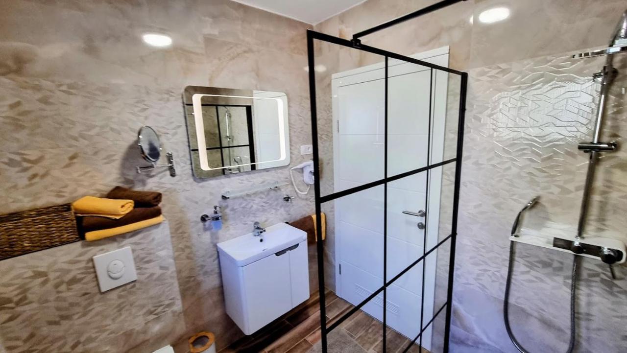 Dorijini Dvori Bed and Breakfast Baška Voda Exteriör bild