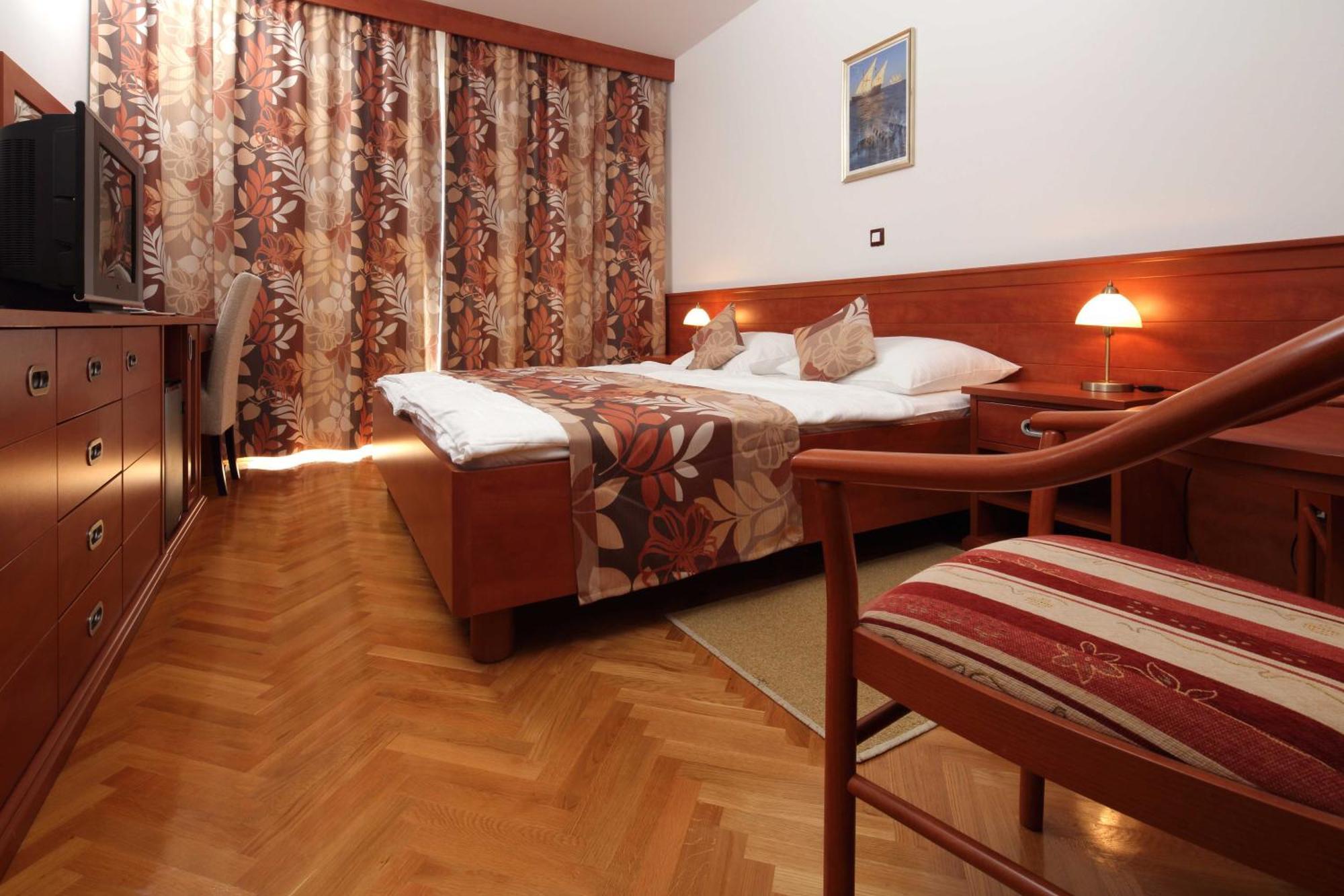 Dorijini Dvori Bed and Breakfast Baška Voda Rum bild