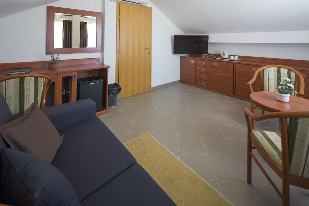 Dorijini Dvori Bed and Breakfast Baška Voda Exteriör bild