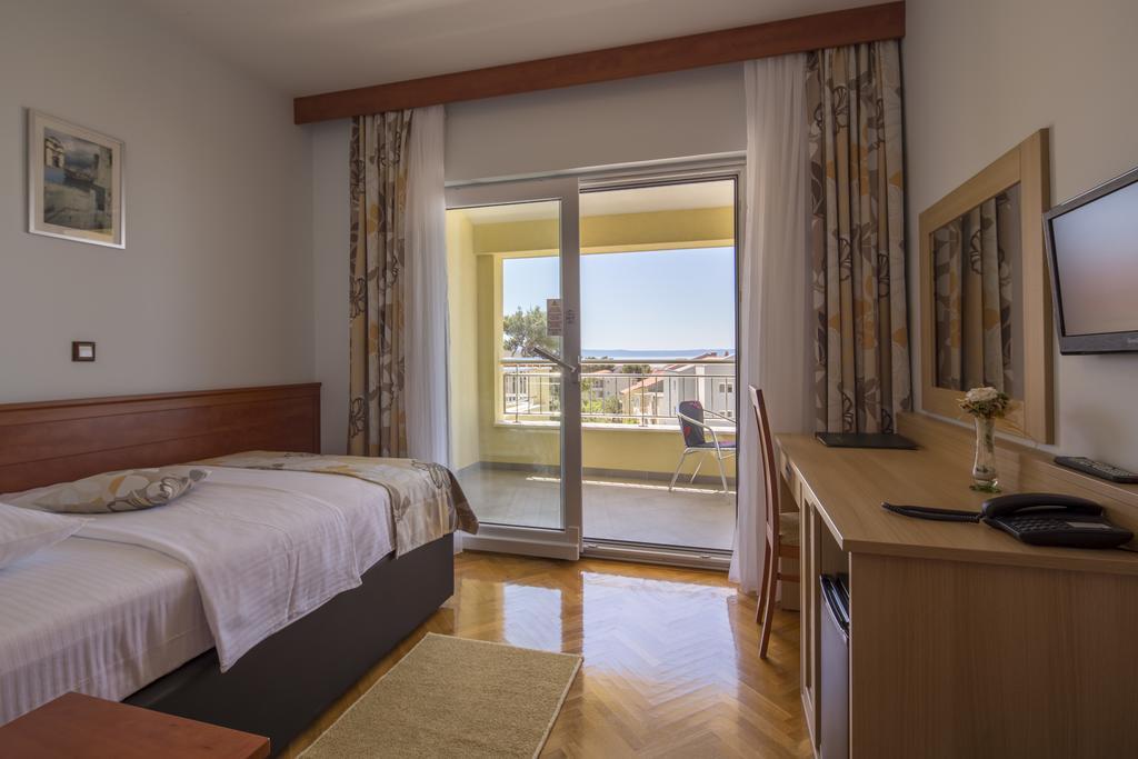 Dorijini Dvori Bed and Breakfast Baška Voda Exteriör bild
