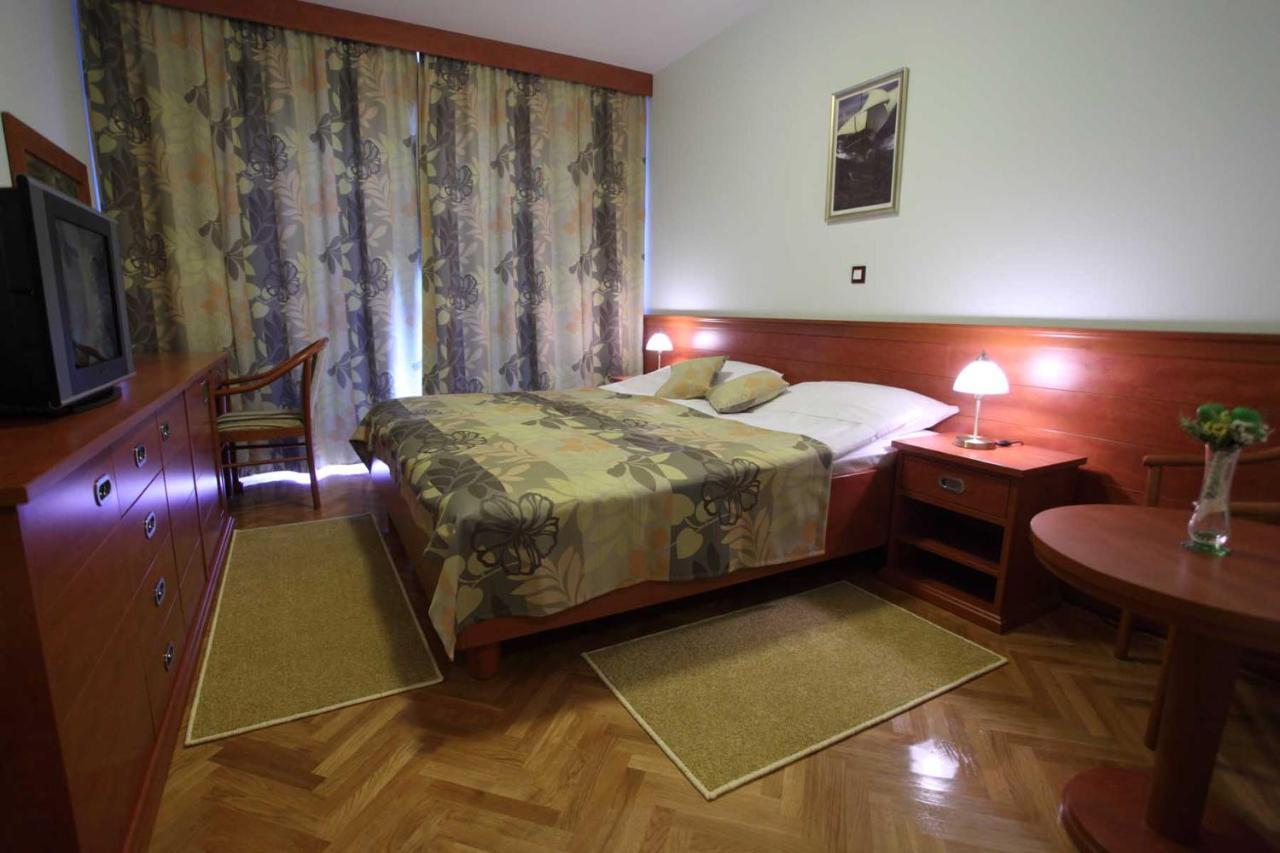 Dorijini Dvori Bed and Breakfast Baška Voda Exteriör bild